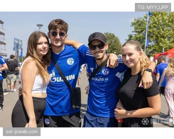 现场:沙尔克球迷巨型Tifo致敬俱乐部成立120周年