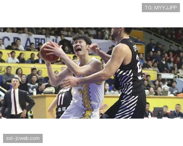 胡金秋的“硬解法”:近三场在禁区搏得场均9次罚球